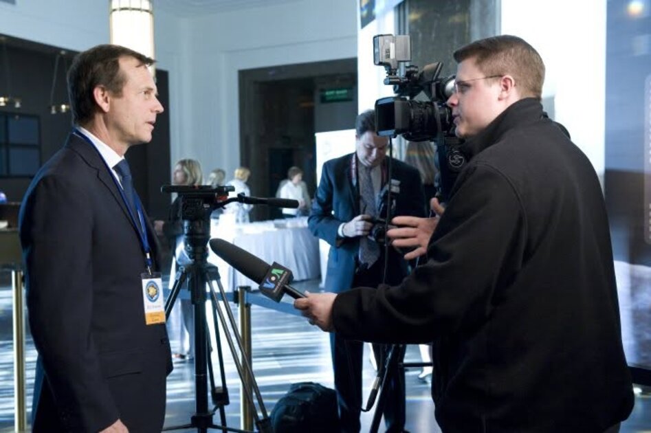 Kane Farabaugh interviewing actor Bill Paxton at a press conference